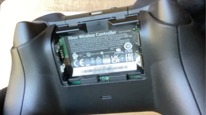 Xbox ワイヤレス コントローラーの裏蓋を外してバッテリーをセットする