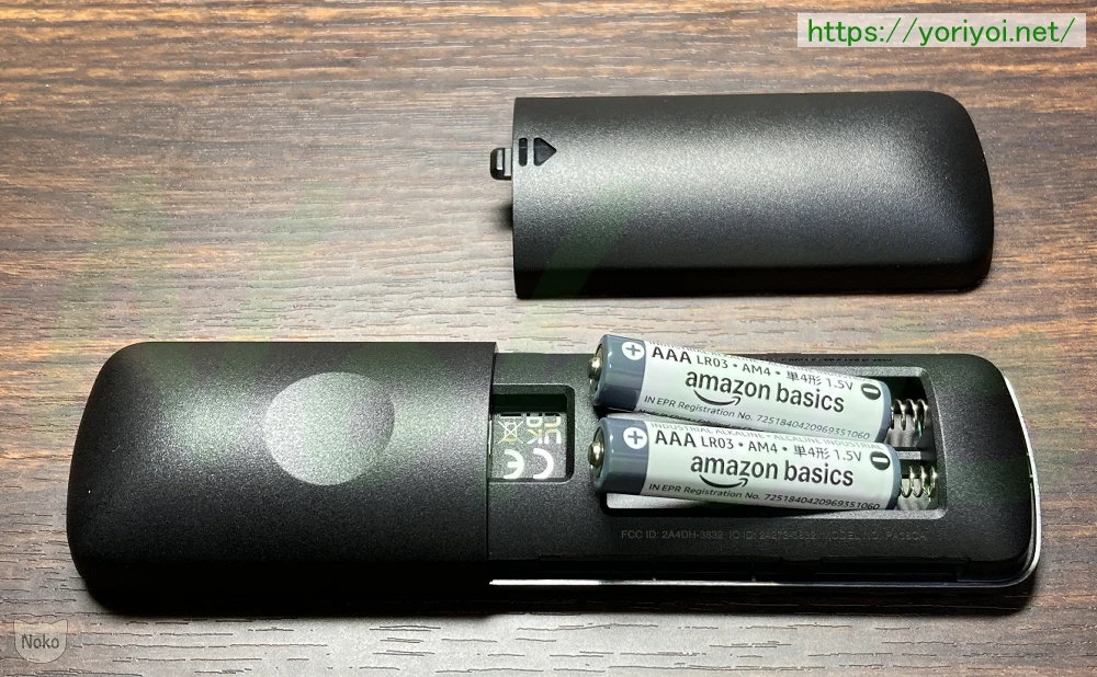 Fire TV Stick 4K Plusのリモコンの電池を入れる
