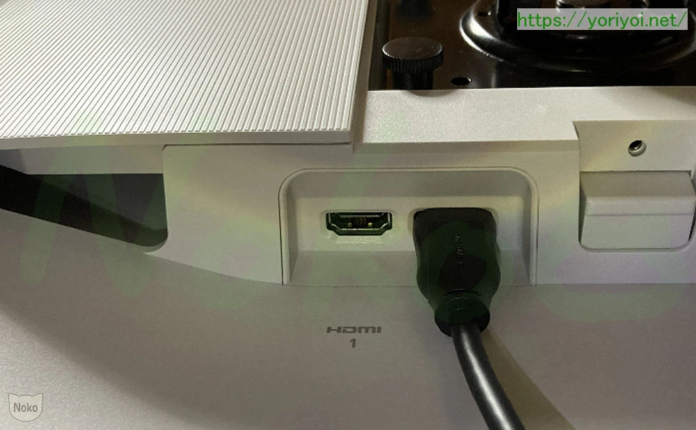 Fire TV Stick 4K PlusをテレビモニターのHDMI端子に挿す