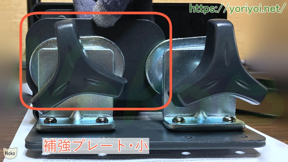 エルゴトロン LX Pro デスクモニターアーム、長身ポール (ブラック)（品番: 45-695-292）ベースのクランプが2つのため、小さい補強プレートでは長さが足りない
