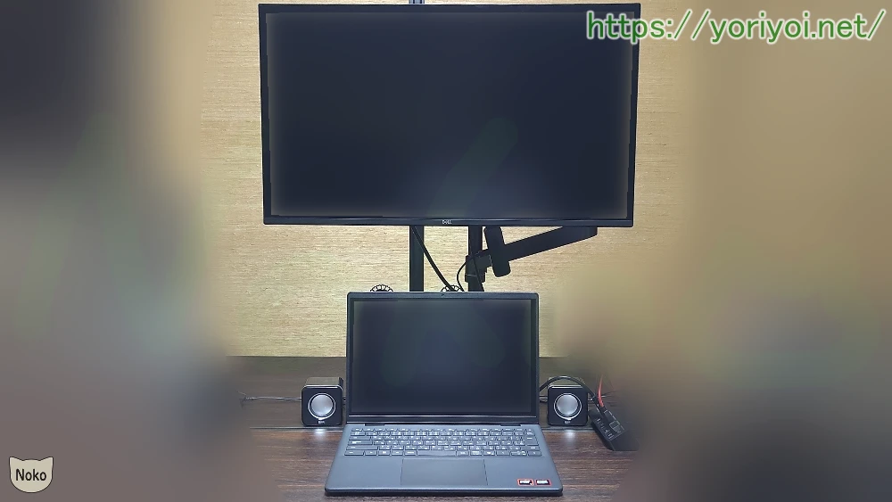 エルゴトロン LX Pro デスクモニターアーム、長身ポール (ブラック)（品番: 45-695-292）とノートパソコン